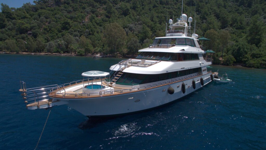 Amalfi 125,000 Euro charter yacht exterior at anchor