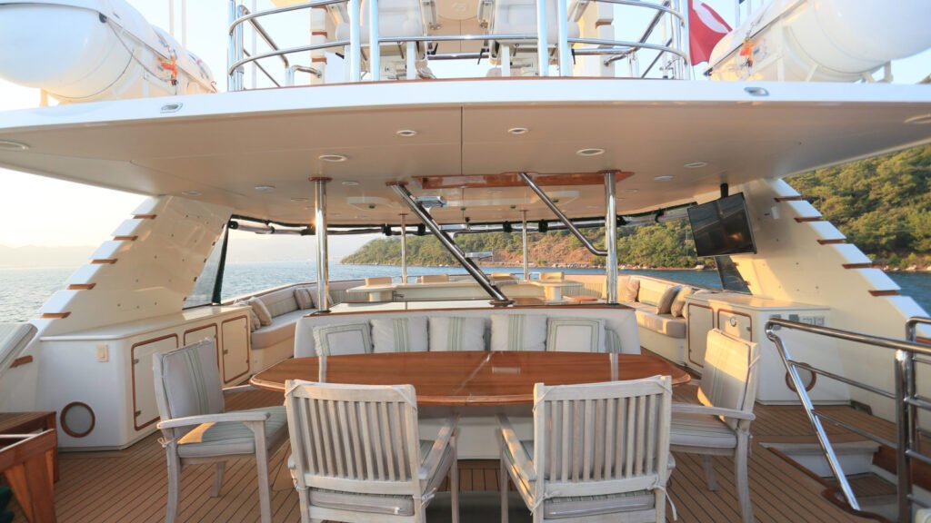 Forty Love aft deck overview