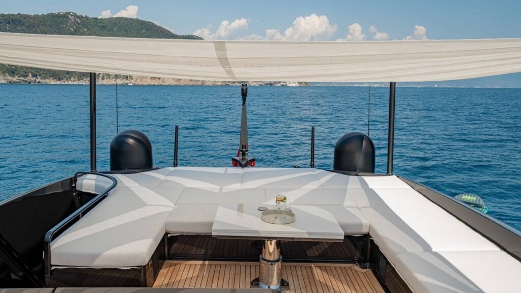 Forza Quieta - Yacht Forza Quieta flybridge sunpad shade