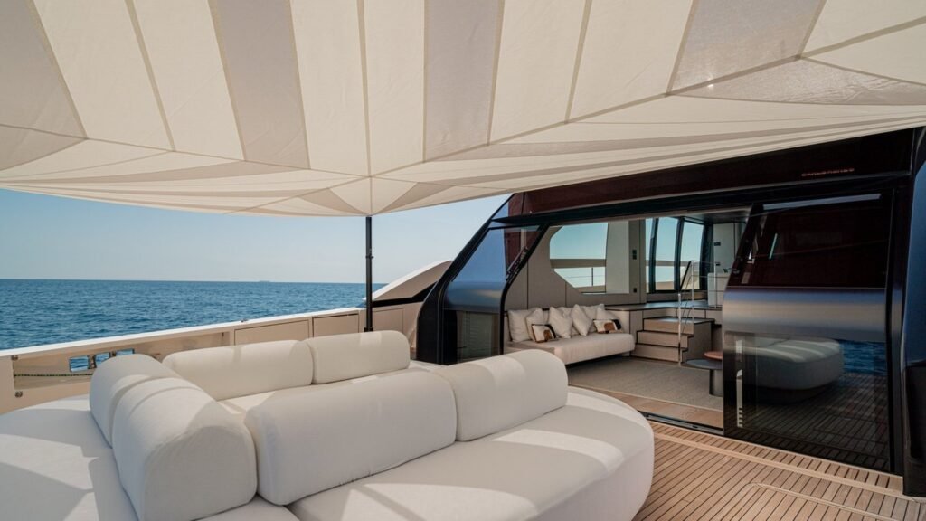 Forza Quieta - Yacht Forza Quieta aft deck lounge awning