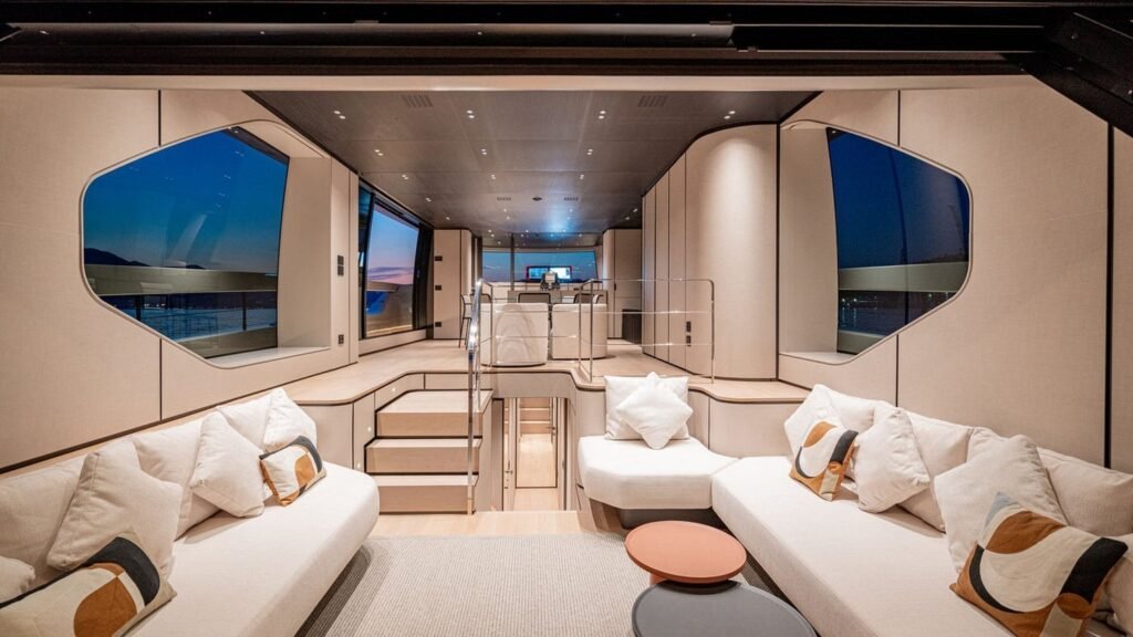 Forza Quieta - Yacht Forza Quieta sky lounge dusk