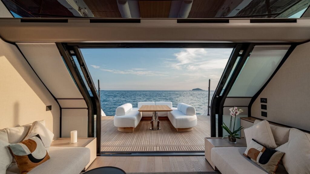 Forza Quieta - Yacht Forza Quieta salon aft deck view