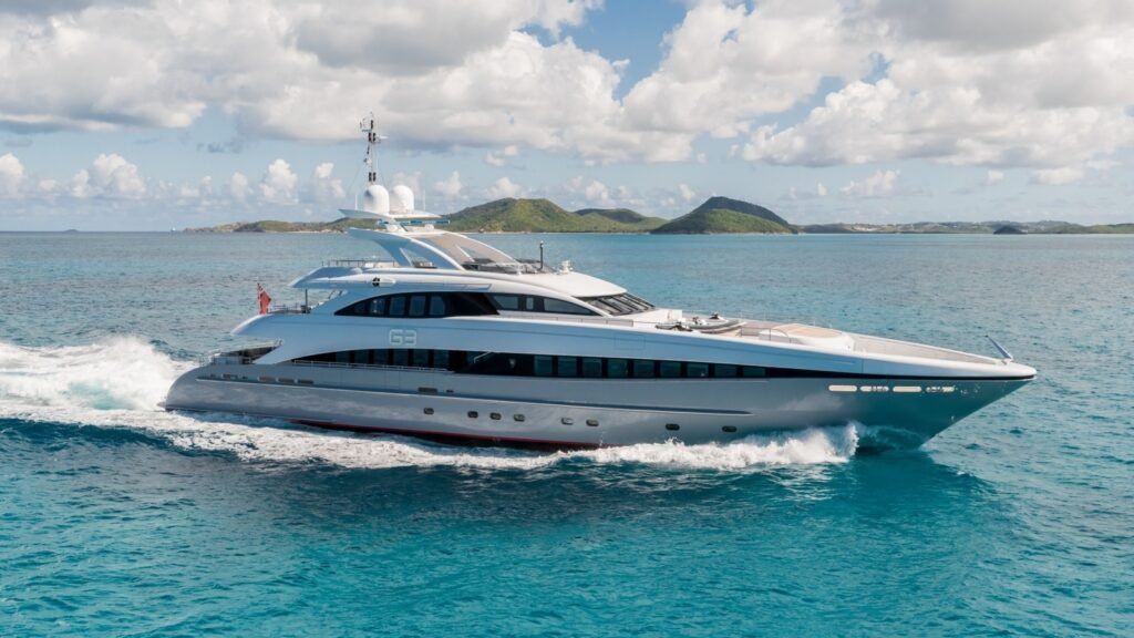 Heesen charter yacht in Mayaguana, sun deck and aft terrace