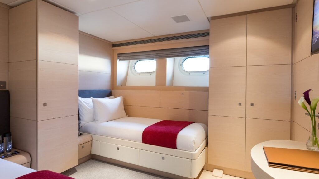 G3 - Lower deck convertible twin or double cabin