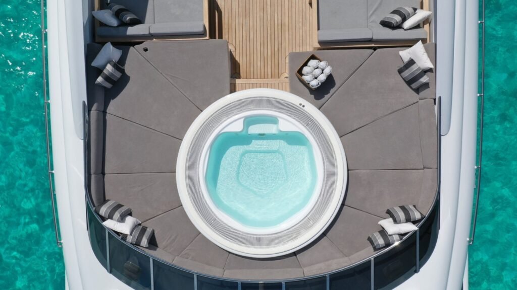 G3 - Sun deck jacuzzi