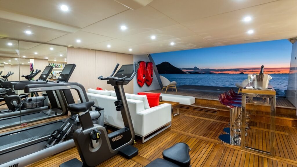 G3 - Beach club with gym, wet bar and seating