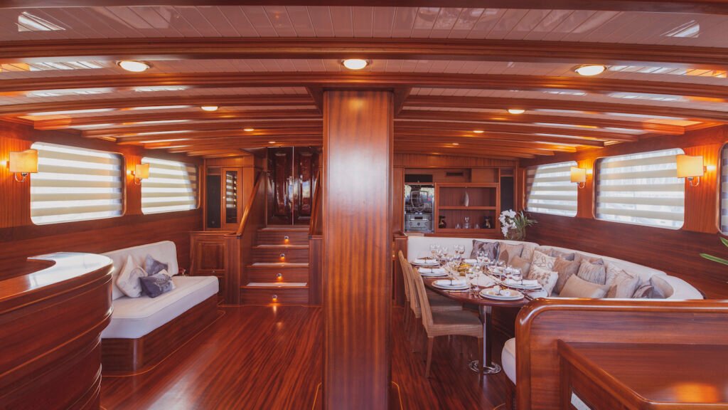Hic Salta luxury charter yacht