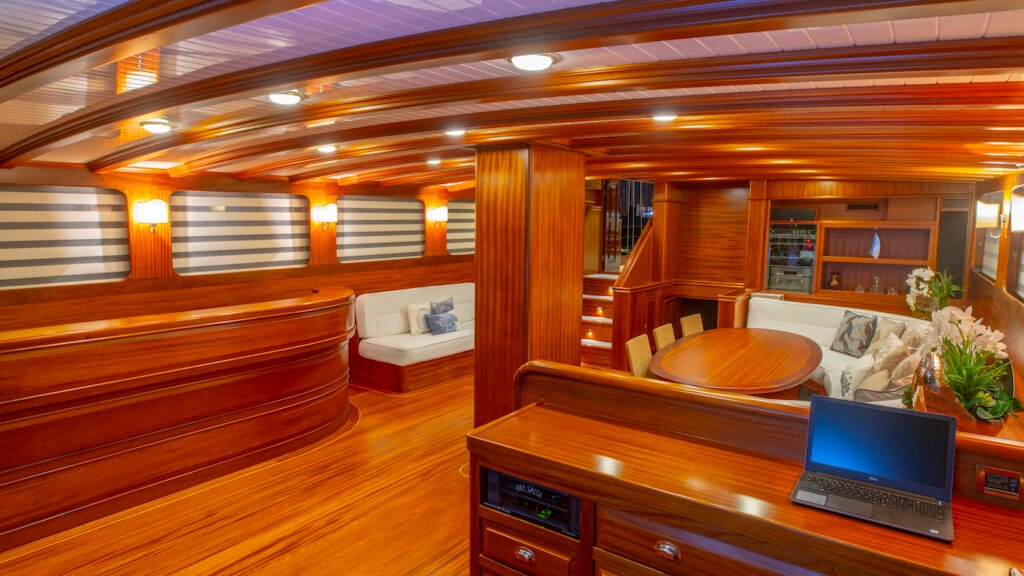 Hic Salta luxury charter yacht
