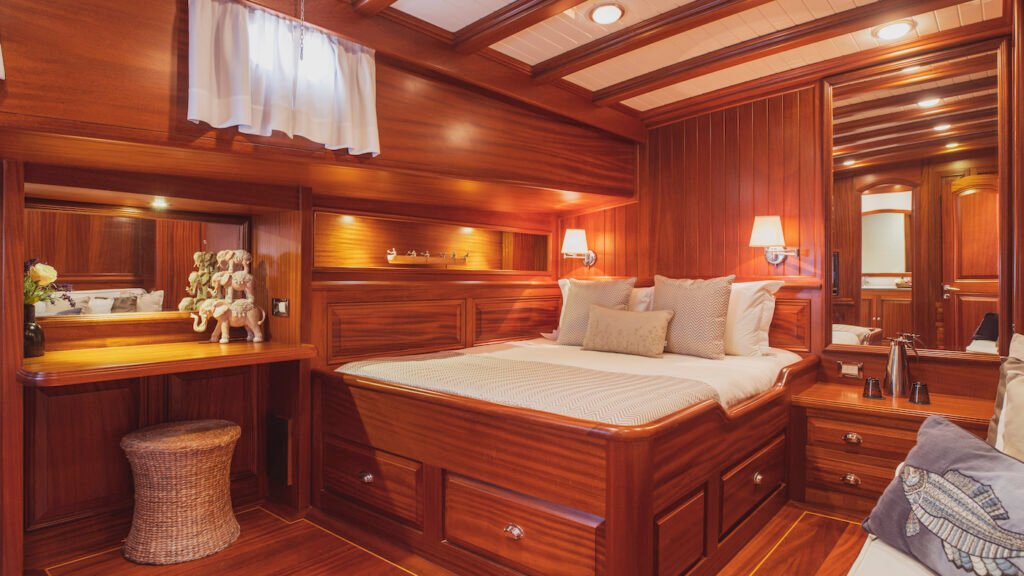 Hic Salta luxury charter yacht