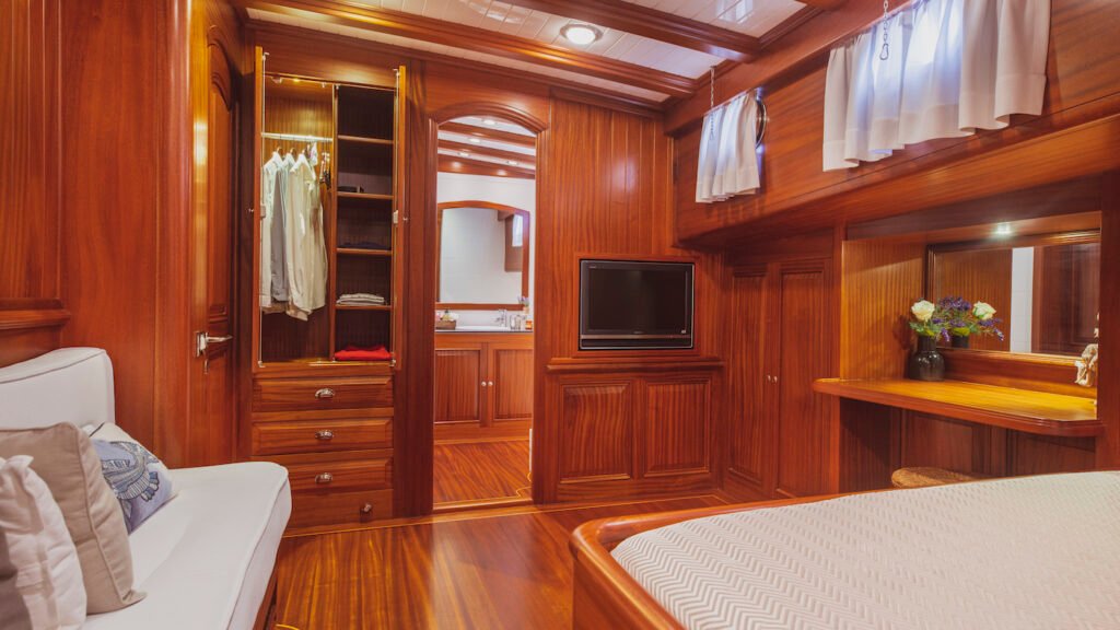 Hic Salta luxury charter yacht