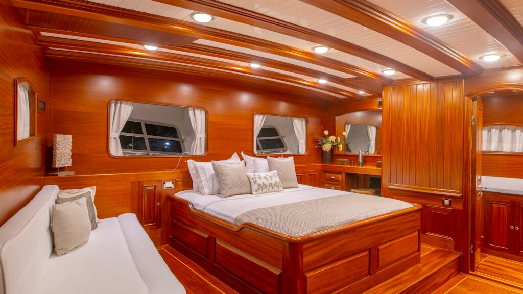 Hic Salta luxury charter yacht