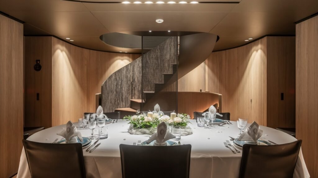 Ins Land - Main deck dining room