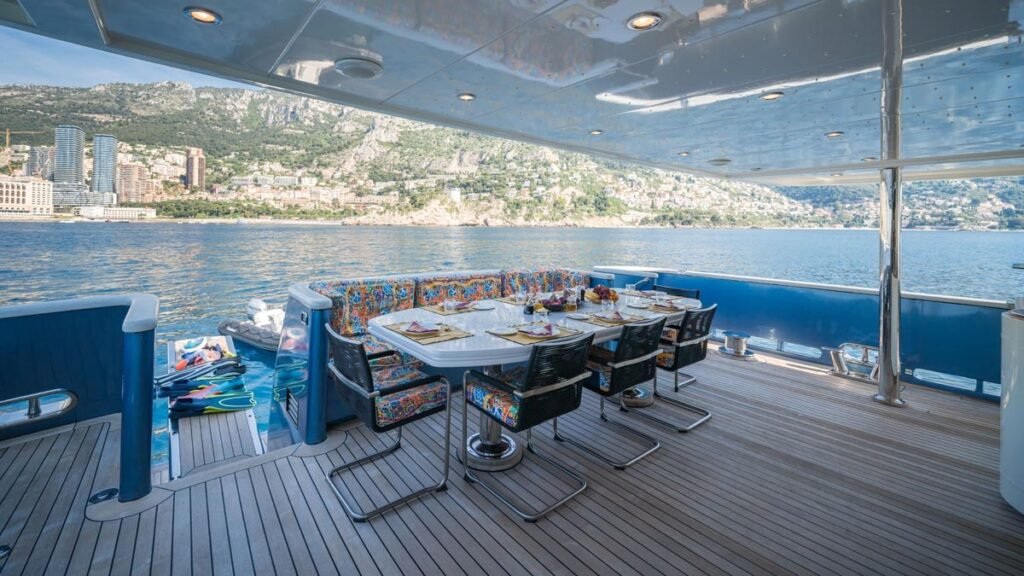 IRAMA - Aft deck dining