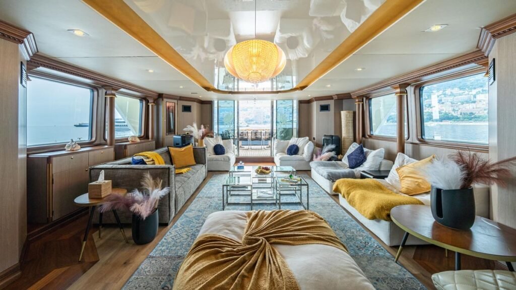 IRAMA - Main saloon