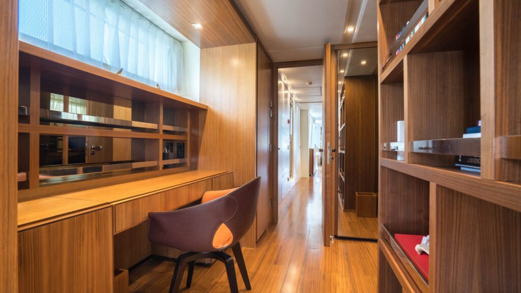 KRISTO - Yacht Kristo master cabin writing desk