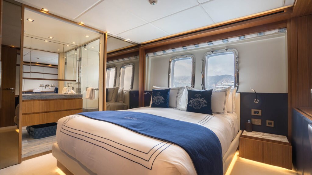 KRISTO - Yacht Kristo VIP cabin bed view