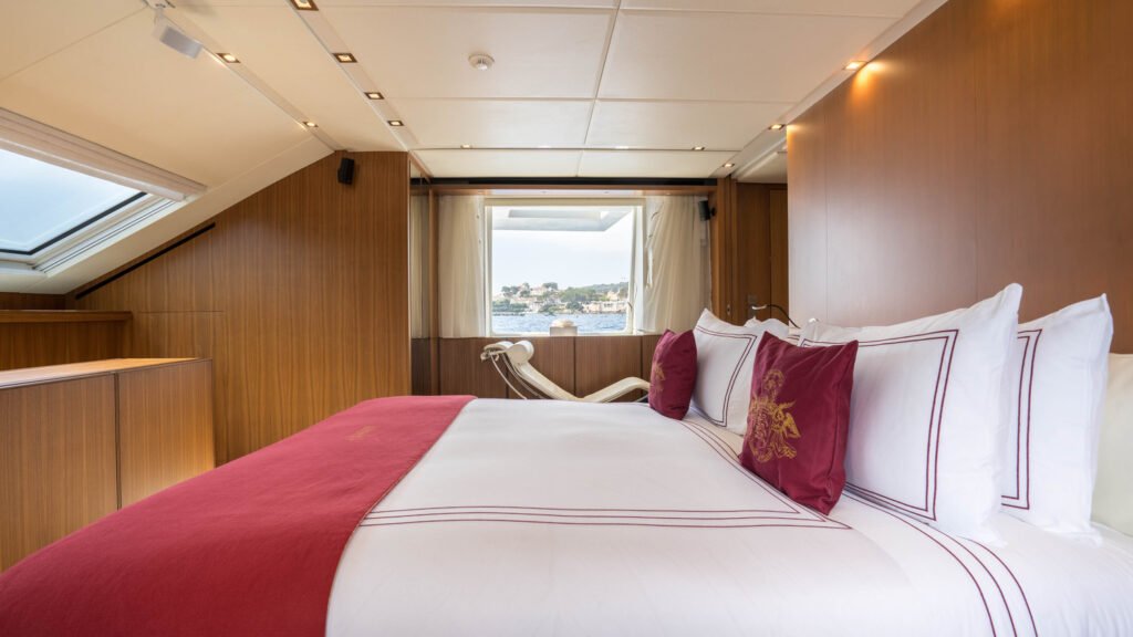 KRISTO - Yacht Kristo master cabin skylight