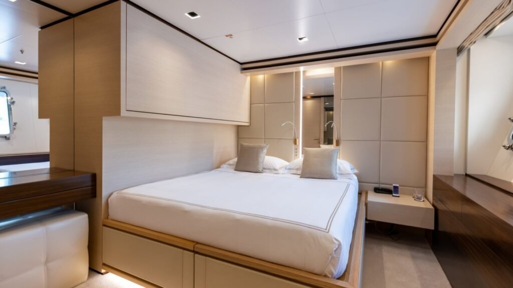 Lower deck convertible twin/double cabin