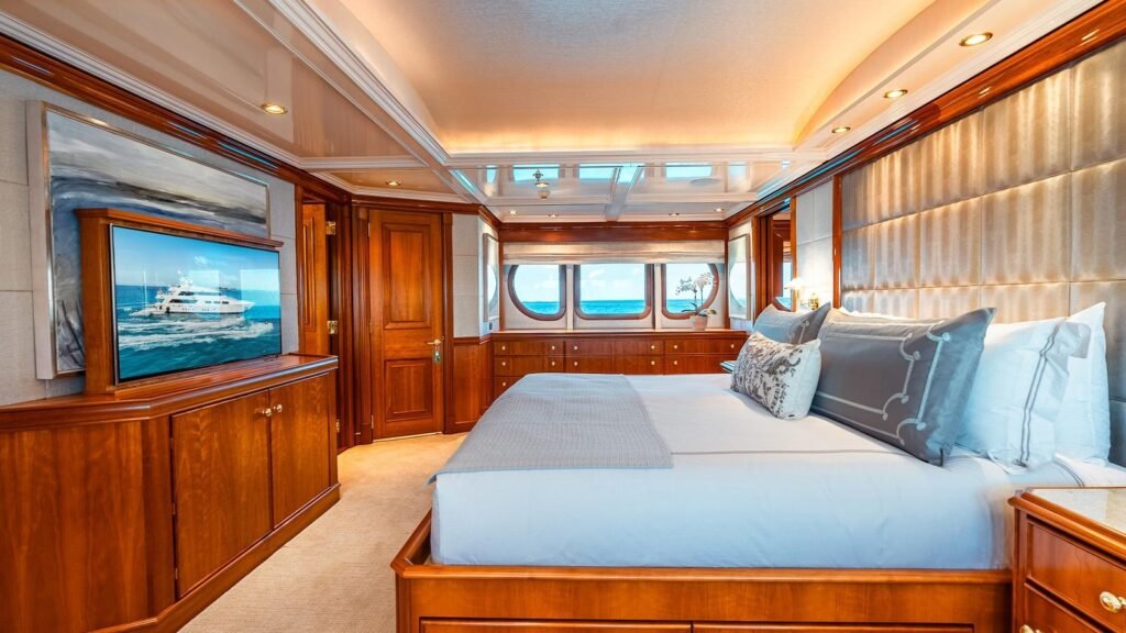 Full-beam primary cabin on the main deck of LEVERAGE