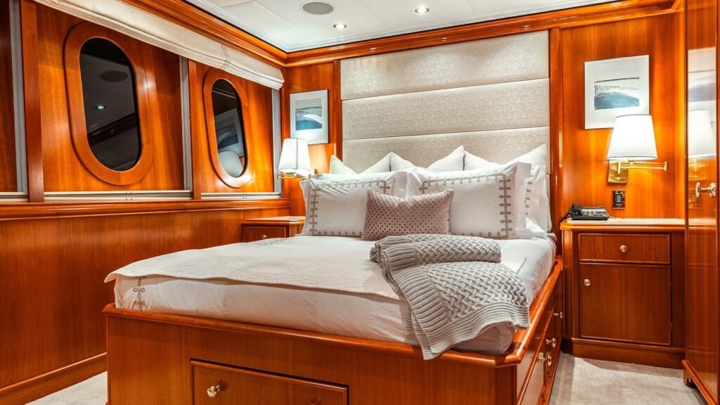 Guest double cabin aboard LEVERAGE with oval portholes