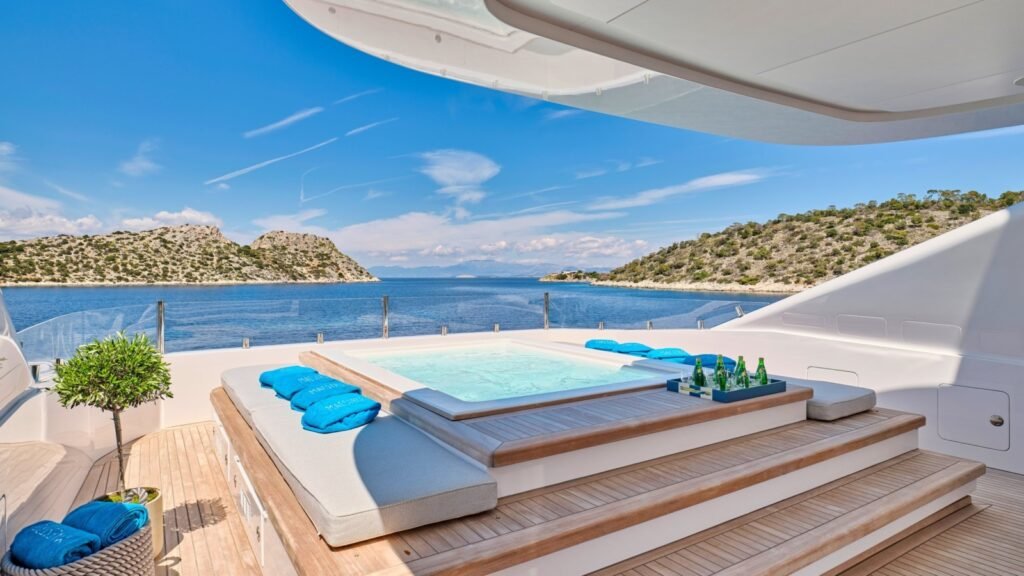Maestro - Sun deck jacuzzi