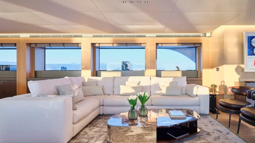Maestro - Main deck lounge