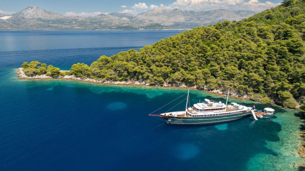 eze-motor, charter yacht bow and profile view