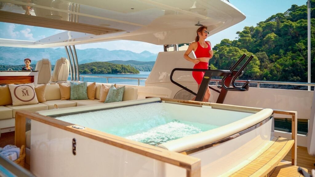 Mirage IV - Yacht Mirage IV flybridge Jacuzzi treadmill