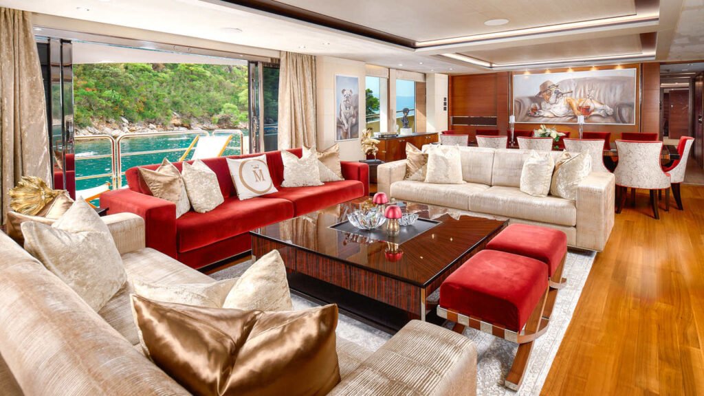 Mirage IV - Yacht Mirage IV salon red sofas