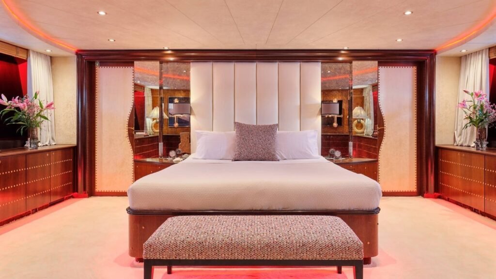 MOBIUS - Yacht Mobius master cabin