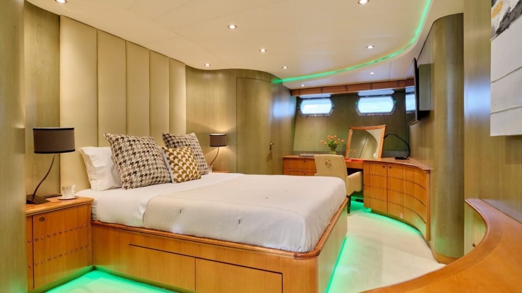 MOBIUS - Yacht Mobius VIP cabin full view