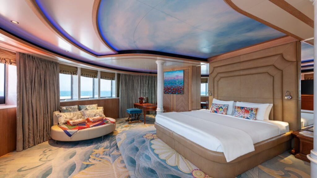 MOONLIGHT II, 91m Neorion Syros charter yacht - Upper deck master suite