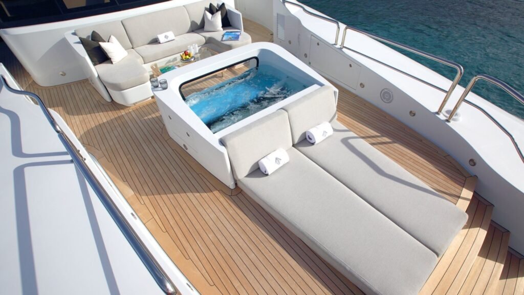 Foredeck jacuzzi and sun lounge