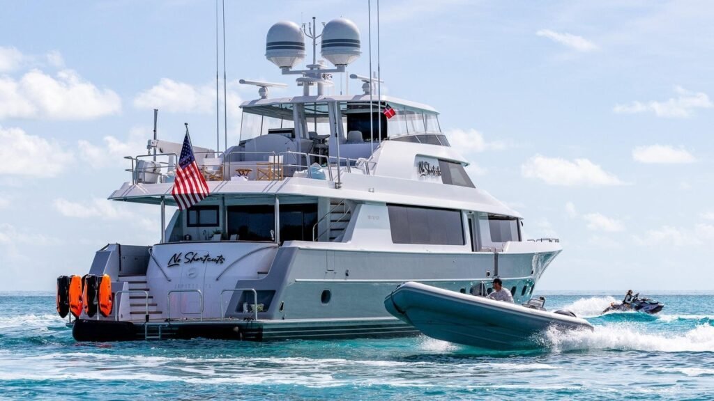 NO SHORTCUTS - Yacht No Shortcuts stern