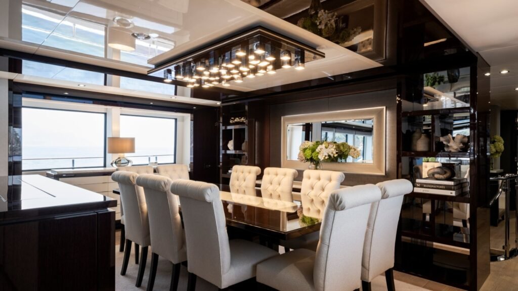 Main deck dining
