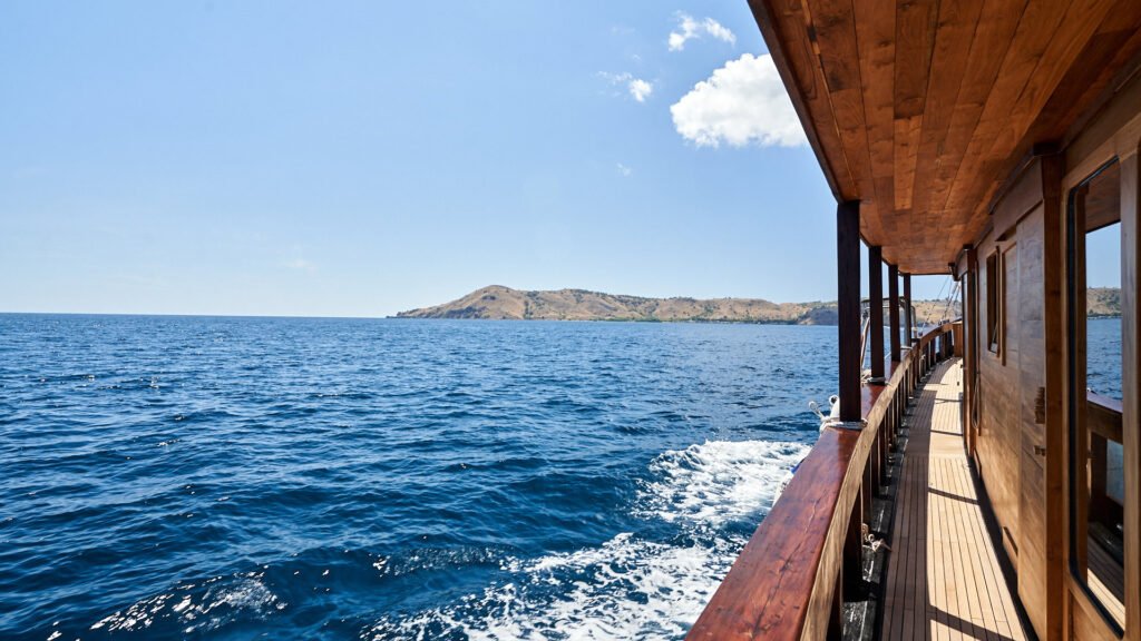 flores-phinisi charter yacht, deck and superstructure