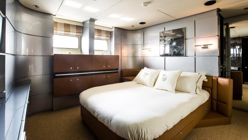 PANDION guest double cabin
