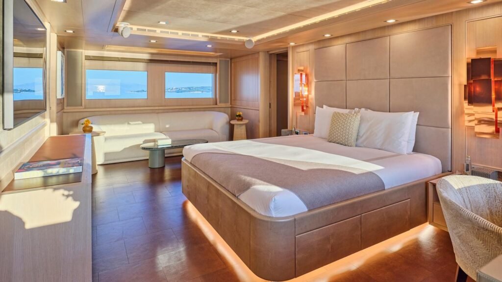 Motor yacht PHOTON, 43m CRN (view 43)