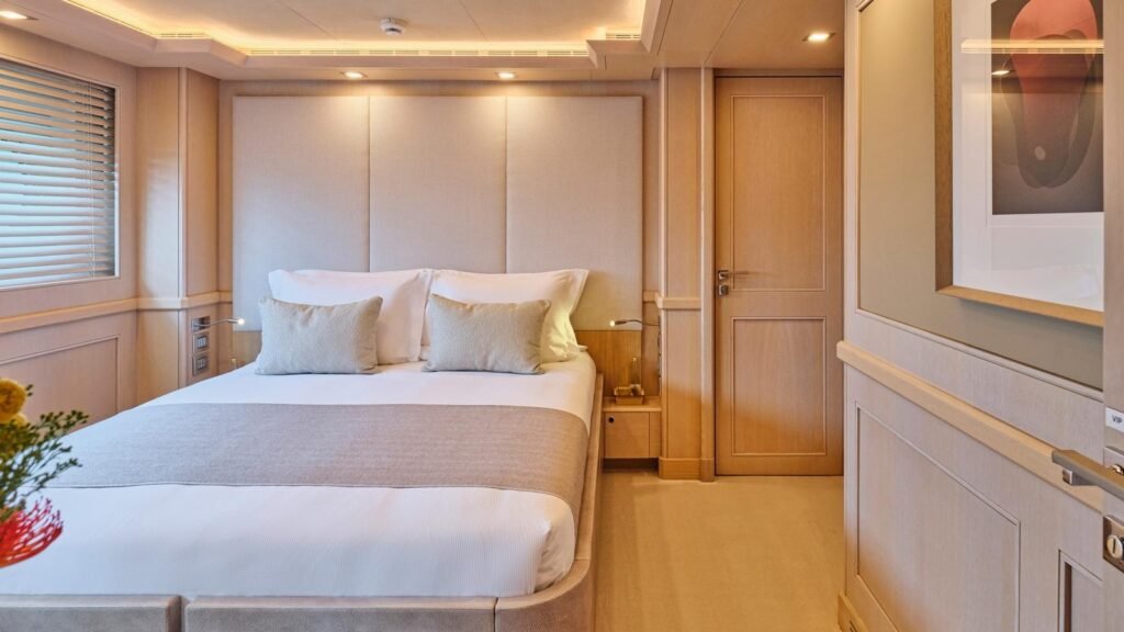 Motor yacht PHOTON, 43m CRN (view 50)