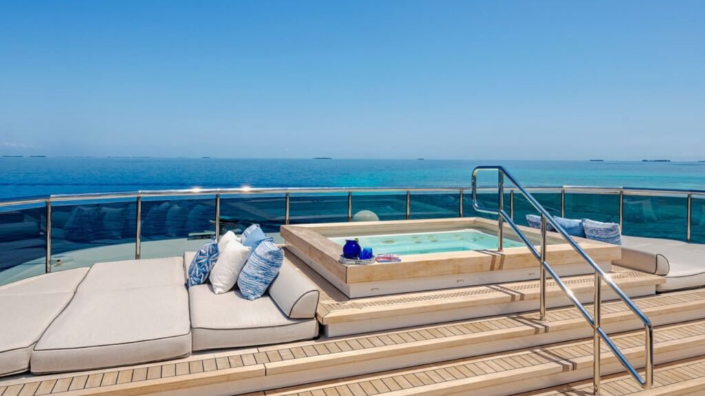 Planet Nine - Foredeck jacuzzi