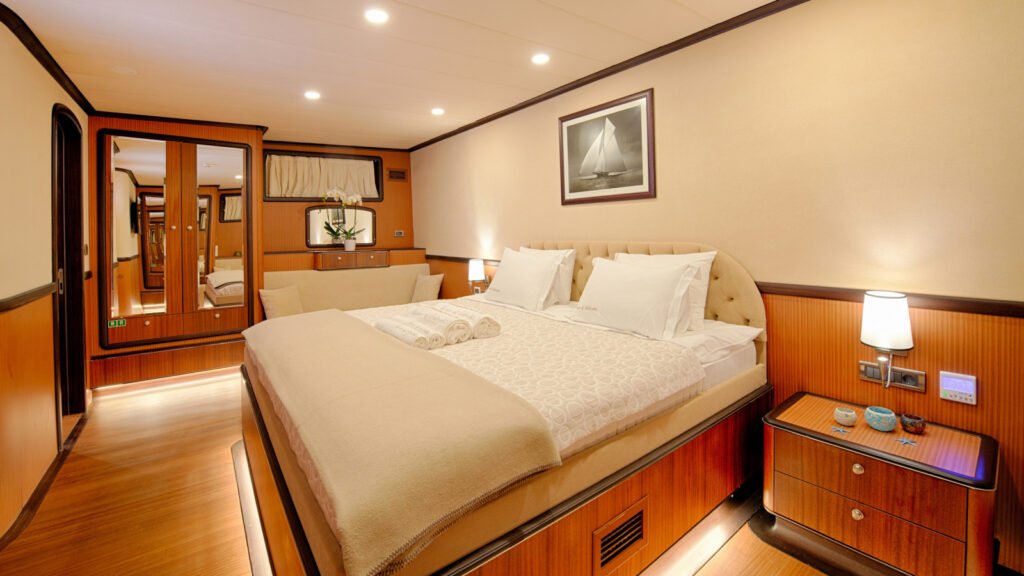 Queen Of Salmakis - fore master cabin