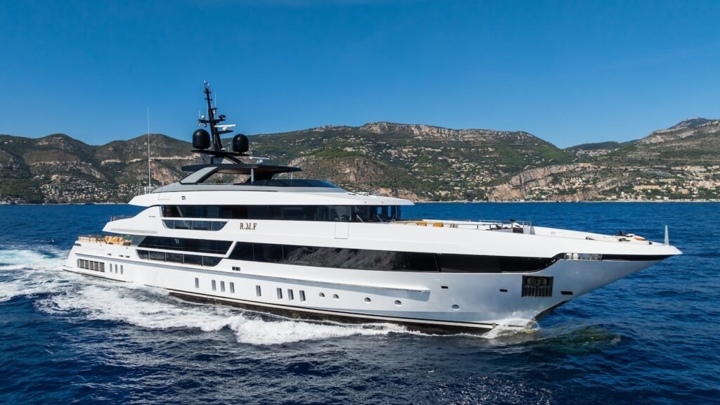 Sanlorenzo charter yacht Saint Martin, exterior profile at anchor Caribbean