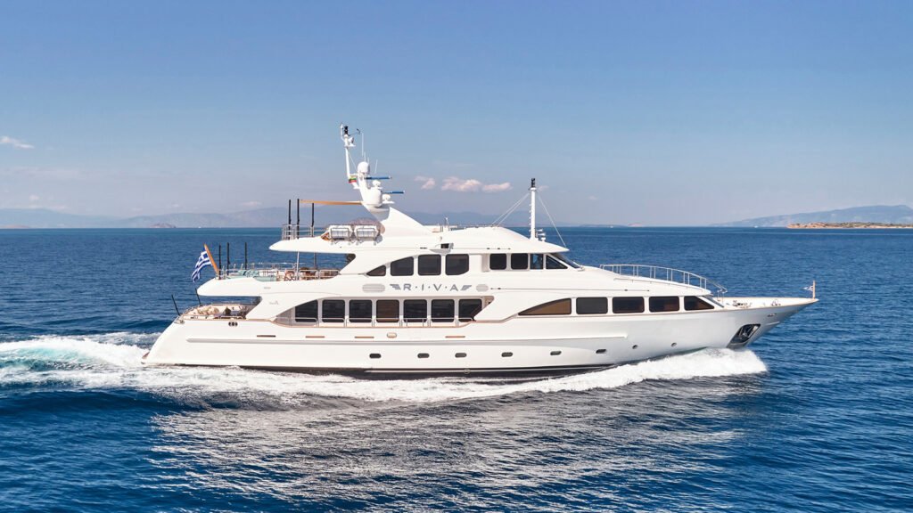 classic yacht charter Saint Thomas, exterior profile at anchor