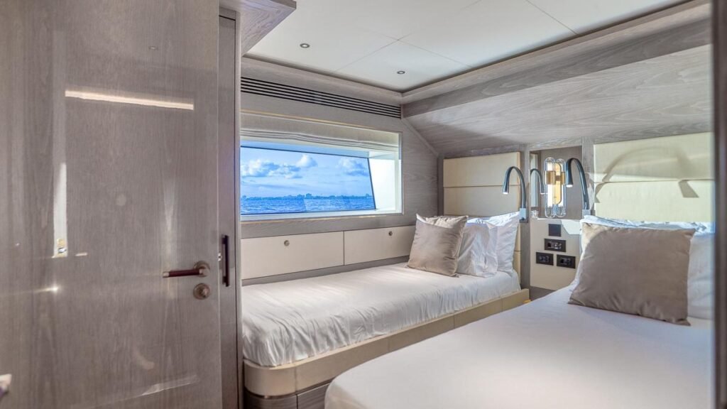 SAINT - Twin Cabin