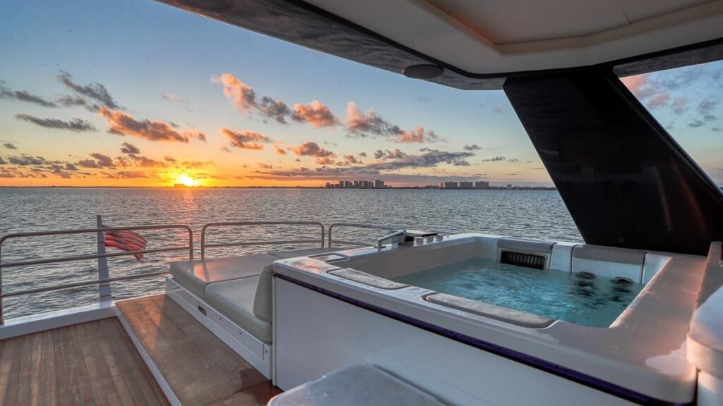 SAINT - Flybridge Jacuzzi