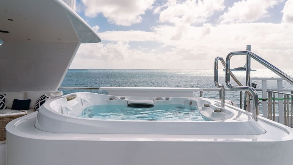 SEA CLASS - Yacht Sea Class foredeck Jacuzzi sea view