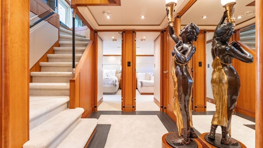 SEA CLASS - Yacht Sea Class foyer bronze statues