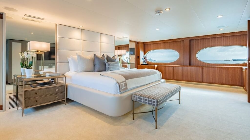 SEA CLASS - Yacht Sea Class master cabin overview oval windows