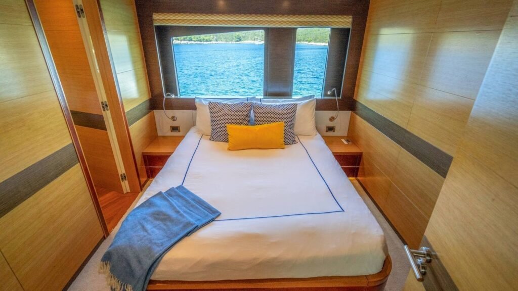 Upper deck double cabin sea view