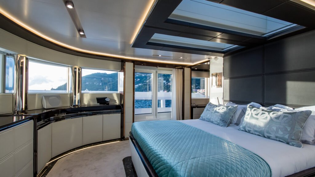 SOULMATE pilothouse with wraparound windows and settee